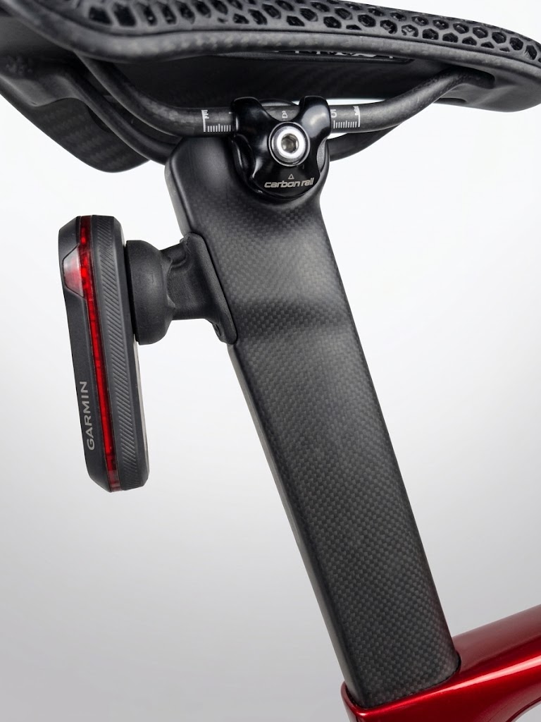 Garmin Varia baglygte og cykelradar monteret lodret på Specialized aero saddelpind