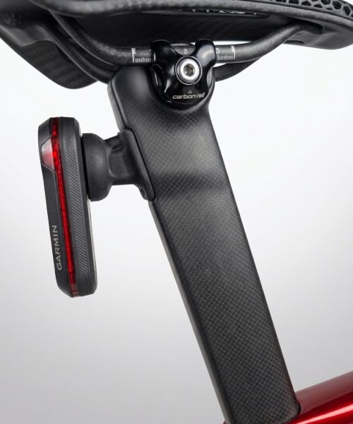 Garmin Varia baglygte og cykelradar monteret lodret på Specialized aero saddelpind